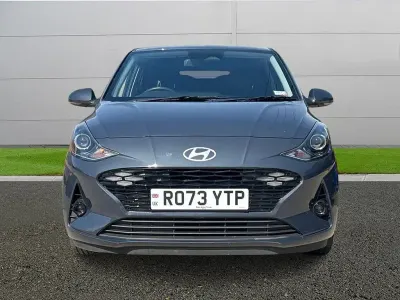 Begagnad Hyundai i10 Premium 84 HK (61 kW) 2023 Grå Halvkombi