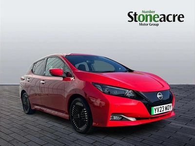 Begagnad Nissan Leaf Tekna 108 kW (147 HK) 2023 Röd Halvkombi