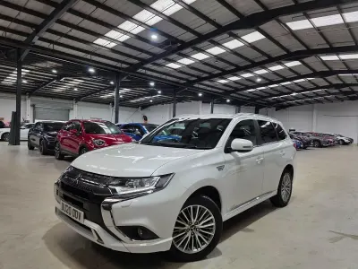 Begagnad Mitsubishi Outlander P-HEV 2020 Vit SUV