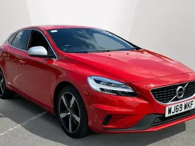 Begagnad Volvo V40 R-Design 122 HK (89 kW) 2019 Röd Halvkombi