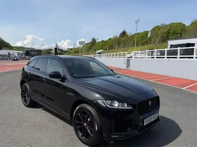 Begagnad Jaguar F-Pace Chequered Flag 250 HK (183 kW) 2020 Svart SUV