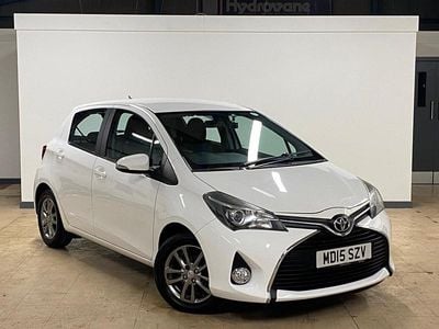 Used Toyota Yaris 99 HP (72 kW) 2015 White Hatchback