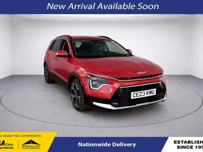 Gebraucht Kia Niro 139 PS (102 kW) 2023 Rot SUV