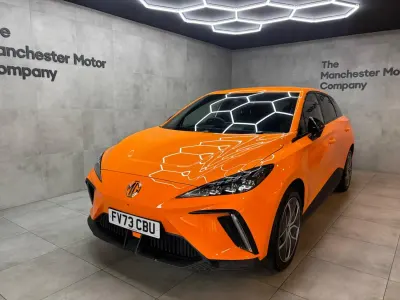 Begagnad MG MG4 EV Trophy 63 kW (87 HK) 2023 Orange Halvkombi
