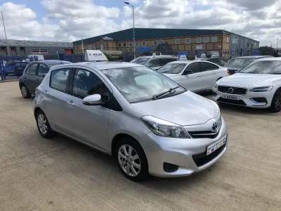 Begagnad Toyota Yaris 99 HK (72 kW) 2012 Silver Halvkombi