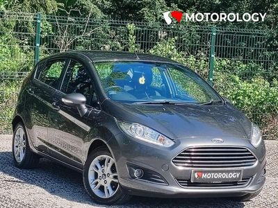 Usado Ford Fiesta Zetec 81 HP (59 kW) 2015 Cinzento Citadino