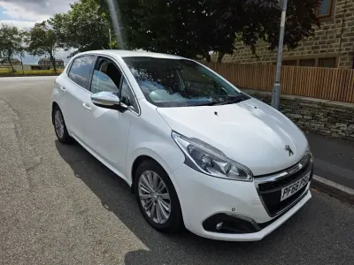 Used Peugeot 208 Allure 2016 White Hatchback