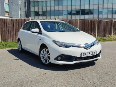 Used Toyota Auris Hybrid Business Edition 136 HP (100 kW) 2017 White Hatchback