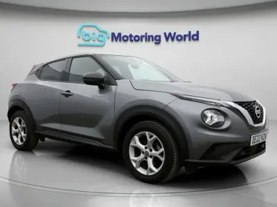 Usado Nissan Juke N-Connecta 114 HP (83 kW) 2022 Cinzento SUV