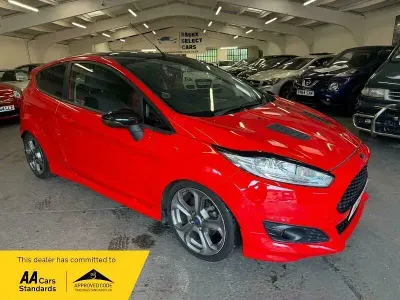 Used Ford Fiesta Zetec 140 HP (102 kW) 2015 Red Hatchback