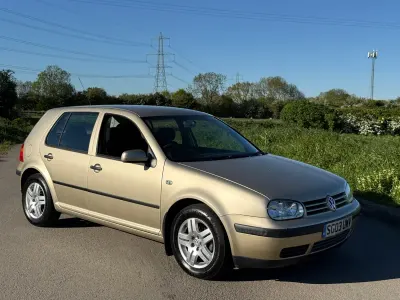 Begagnad VW Golf IV Match 2003 Guld Halvkombi