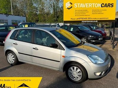 Używany Ford Fiesta Ghia 80 KM (58 kW) 2003 Srebrny Hatchback