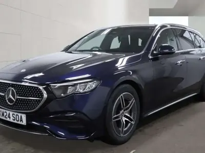 Usado Mercedes E220 AMG line 2024 Azul Familiar