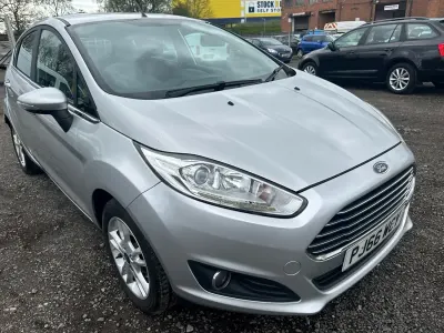 Usado Ford Fiesta Zetec 82 HP (60 kW) 2016 Prateado Citadino