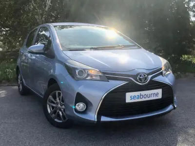 Used Toyota Yaris 99 HP (72 kW) 2015 Blue Hatchback