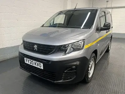 Begagnad Peugeot Partner S 131 HK (96 kW) 2020 Grå Minibuss