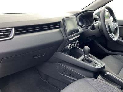 Used Renault Clio V Evolution 140 HP (102 kW) 2023 White Hatchback