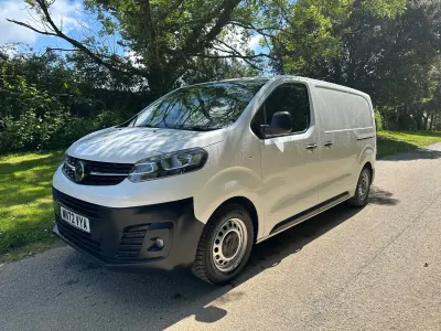 Gebraucht Vauxhall Vivaro 120 PS (88 kW) 2022 Weiß Van / Kleinbus