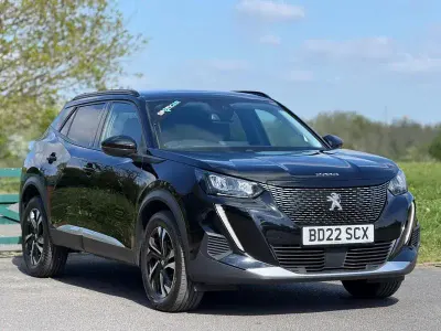 Usado Peugeot 2008 Allure Premium 129 CV (94 kW) 2022 Negro SUV