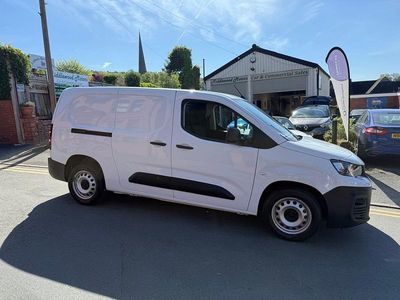 Begagnad Peugeot Partner Premium 131 HK (96 kW) 2023 Vit Minibuss
