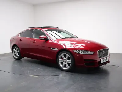 Używany Jaguar XE Portfolio 200 KM (147 kW) 2019 Czerwony Sedan/Limuzyna