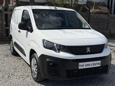 Begagnad Peugeot Partner Premium 131 HK (96 kW) 2021 Vit Minibuss