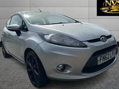 Usado Ford Fiesta 70 HP (51 kW) 2012 Prateado Citadino