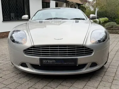 Begagnad Aston Martin DB9 456 HK (335 kW) 2010 Guld Sportkupé