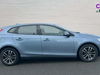 Used Volvo V40 Momentum 122 HP (89 kW) 2019 Blue Hatchback