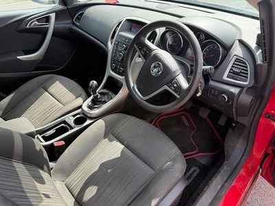 Second-hand Vauxhall Astra Excite 2011 Roșu Hatchback