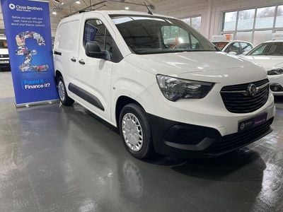 Second-hand Vauxhall Combo Edition 100 CP (73 kW) 2019 Alb Monovolum