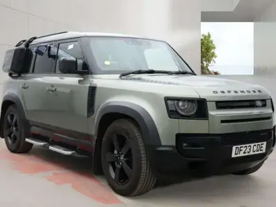 Usado Land Rover Defender HSE Dynamic 404 HP (297 kW) 2023 Verde SUV