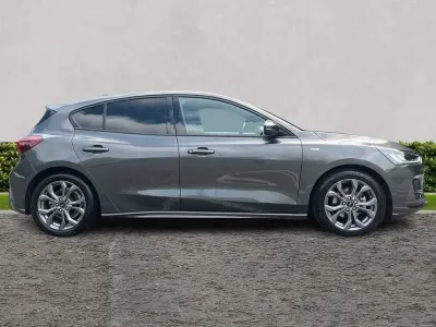Używany Ford Focus ST-Line 2023 Szary Hatchback