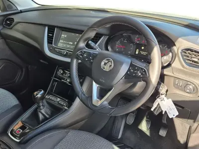 Used Vauxhall Grandland X S 130 HP (95 kW) 2019 White SUV
