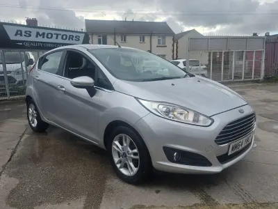 Begagnad Ford Fiesta Zetec 82 HK (60 kW) 2015 Silver Halvkombi