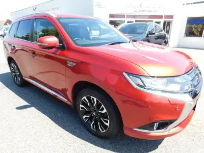 Used Mitsubishi Outlander P-HEV 161 HP (118 kW) 2016 Red Estate