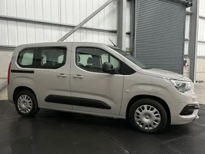 Begagnad Vauxhall Combo Design Edition 130 HK (95 kW) 2019 Grå Minibuss