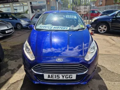 Second-hand Ford Fiesta Zetec 2015 Albastru Hatchback
