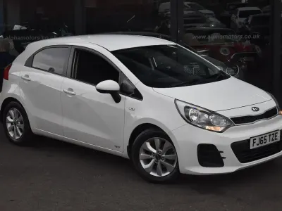 Begagnad Kia Rio 2015 Vit Halvkombi