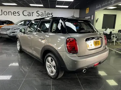 Usado Mini Cooper Classic 136 CV (100 kW) 2020 Plateado Utilitario