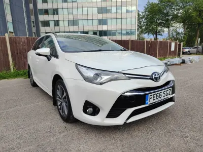 Usado Toyota Avensis Business Edition 147 HP (108 kW) 2016 Branco Carrinha