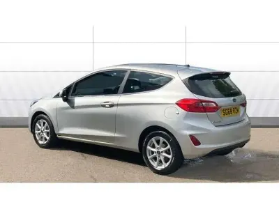 Usado Ford Fiesta Zetec 86 HP (63 kW) 2018 Prateado Citadino
