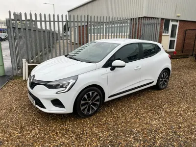 Used Renault Clio V Iconic 90 HP (66 kW) 2022 White Hatchback