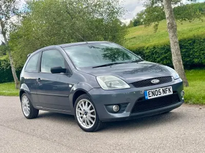 Usado Ford Fiesta Zetec 2005 Cinzento Citadino