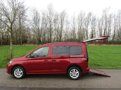 Usado VW Caddy Life 2023 Rojo Monovolumen