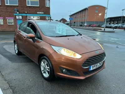 Usado Ford Fiesta Zetec 82 HP (60 kW) 2015 Castanho Citadino
