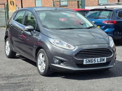 Begagnad Ford Fiesta Zetec 2015 Grå Halvkombi