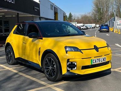 Used Renault R5 Iconic 89 kW (122 HP) 2025 Additional twotone metallic  pop yellow with bla  Hatchback
