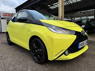 Usado Toyota Aygo X-cite 68 HP (50 kW) 2016 Amarelo Citadino