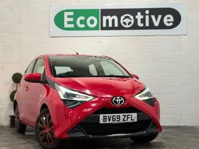 Begagnad Toyota Aygo X-play 72 HK (52 kW) 2019 Röd Halvkombi